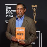 Fotografía del 12 de noviembre de 2024 del escritor estadounidense, Percival Everett, sosteniendo un ejemplar de su libro "James" durante la ceremonia de entrega del Premio Booker 2024 en Londres (Gran Bretaña). EFE/ Andy Rain