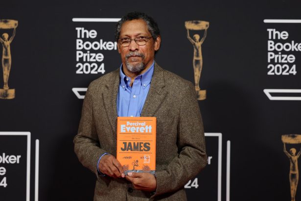 Fotografía del 12 de noviembre de 2024 del escritor estadounidense, Percival Everett, sosteniendo un ejemplar de su libro "James" durante la ceremonia de entrega del Premio Booker 2024 en Londres (Gran Bretaña). EFE/ Andy Rain