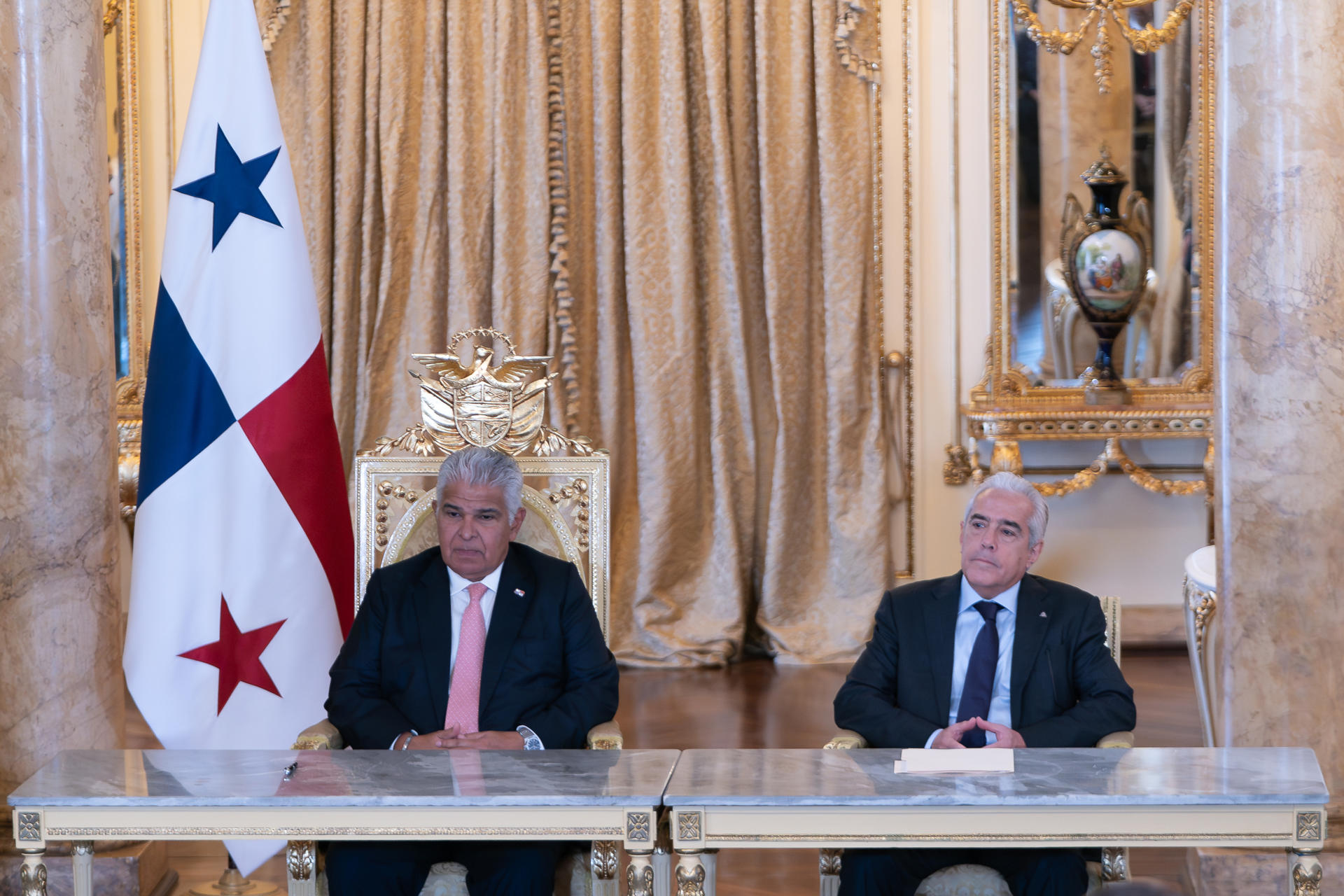 El presidente de Panamá José Raúl Mulino (i) y el presidente de la Sociedad Interamericana de Prensa (SIP), José Reberto Dutirz, participan en la firma del Convenio de Chapultepec este jueves, en el salón Amarillo de la Presidencia de Panamá en la Ciudad de Panamá (Panamá). EFE/ EliÉcer Augusto Aizprua Banfield
