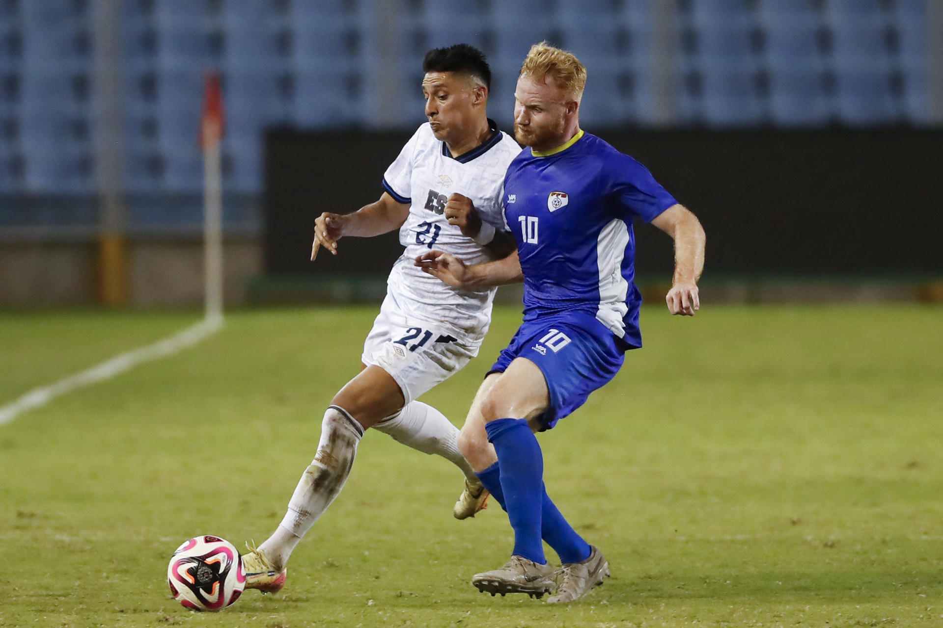 Jort Van Der Sande (d) de Bonaire disputa un balón con Bryan Tamacas de El Salvador en un partido de la Copa Centroamericana. EFE/ Rodrigo Sura
