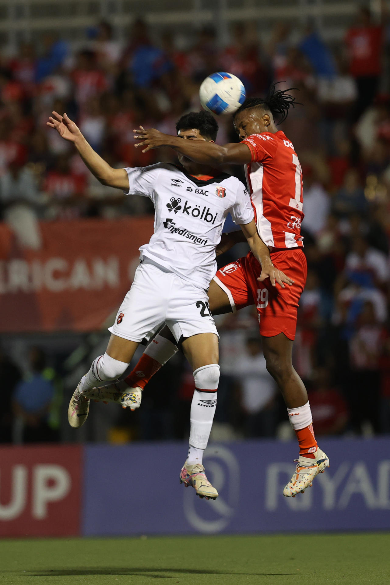 Ebert Martínez (d), del Real Estelí, disputa el balón con Joshua Navarro, del Alajuelense. EFE/ STR
