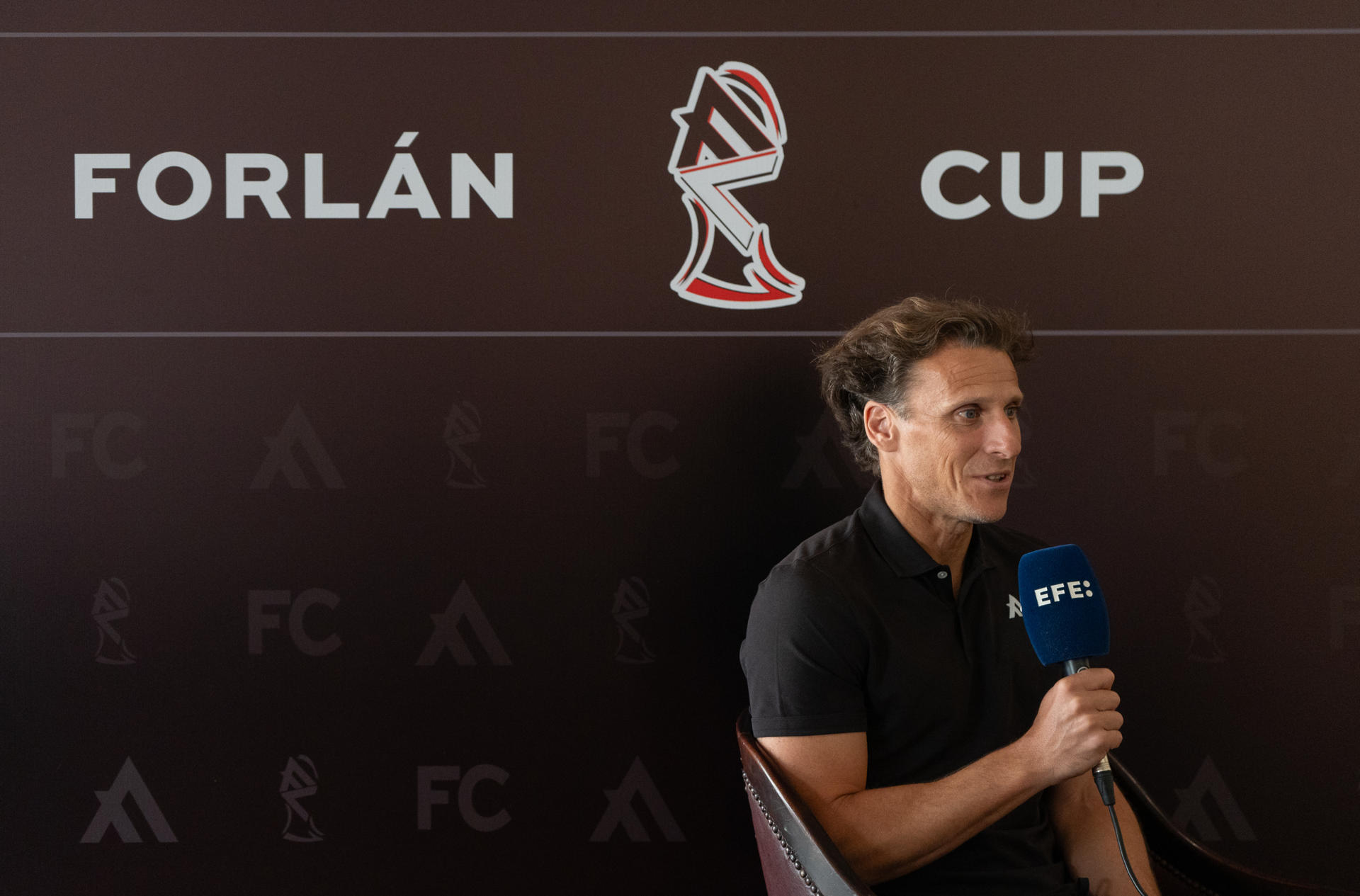 El uruguayo Diego Forlán habla en una entrevista con EFE en Montevideo (Uruguay). EFE/ Sofía Torres
