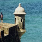 Turistas visitan la fortificación española de San Felipe del Morro de la ciudad amurallada de San Juan, Puerto Rico en el Aniversario del descubrimiento de la isla por Cristóbal Colón en su segundo viaje a América. Imagen de archivo. EFE/Ricardo Figueroa