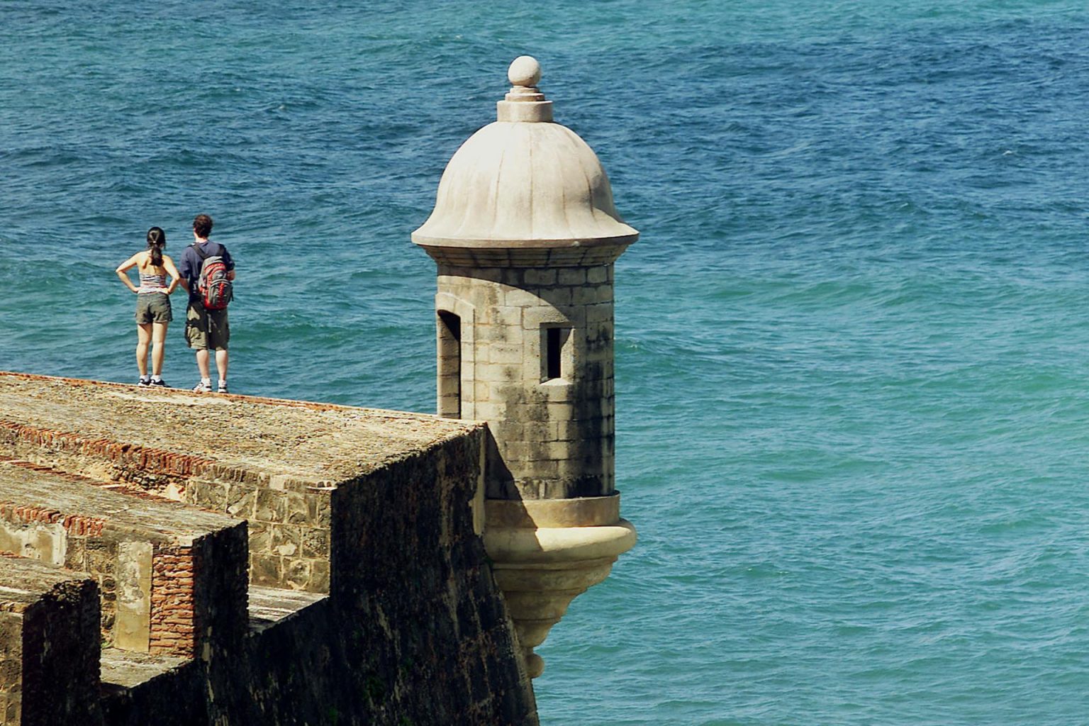 Turistas visitan la fortificación española de San Felipe del Morro de la ciudad amurallada de San Juan, Puerto Rico en el Aniversario del descubrimiento de la isla por Cristóbal Colón en su segundo viaje a América. Imagen de archivo. EFE/Ricardo Figueroa