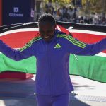 La keniana Sheila Chepkirui celebra este domingo su victoria en el Maratón de Nueva York.EFE/EPA/SARAH YENESEL