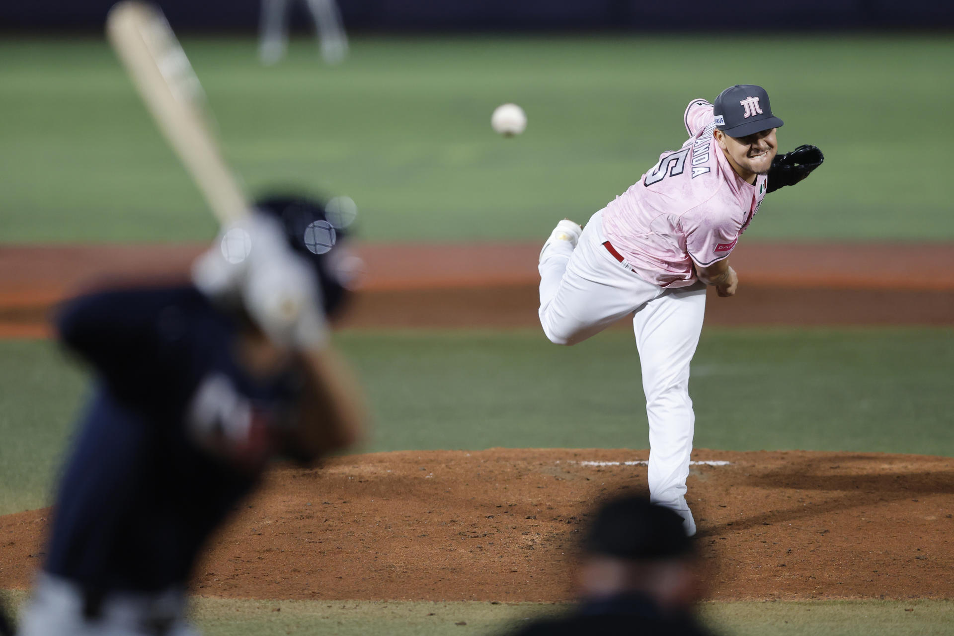 Luis Miranda de México lanza una pelota en un juego del Premier 12 de la Confederación Mundial de Béisbol y Sóftbol (WBSC) en el estadio Panamericano de Béisbol. EFE/ Francisco Guasco
