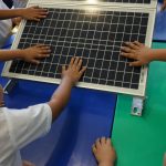 Fotografía que muestra a niños de un colegio tocando un panel solar el pasado lunes en Nuevo León (México). EFE/ Iberdrola México /SOLO USO EDITORIAL/SOLO DISPONIBLE PARA ILUSTRAR LA NOTICIA QUE ACOMPAÑA (CRÉDITO OBLIGATORIO)