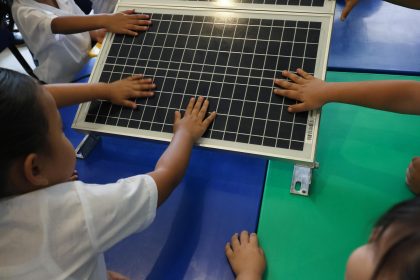 Fotografía que muestra a niños de un colegio tocando un panel solar el pasado lunes en Nuevo León (México). EFE/ Iberdrola México /SOLO USO EDITORIAL/SOLO DISPONIBLE PARA ILUSTRAR LA NOTICIA QUE ACOMPAÑA (CRÉDITO OBLIGATORIO)