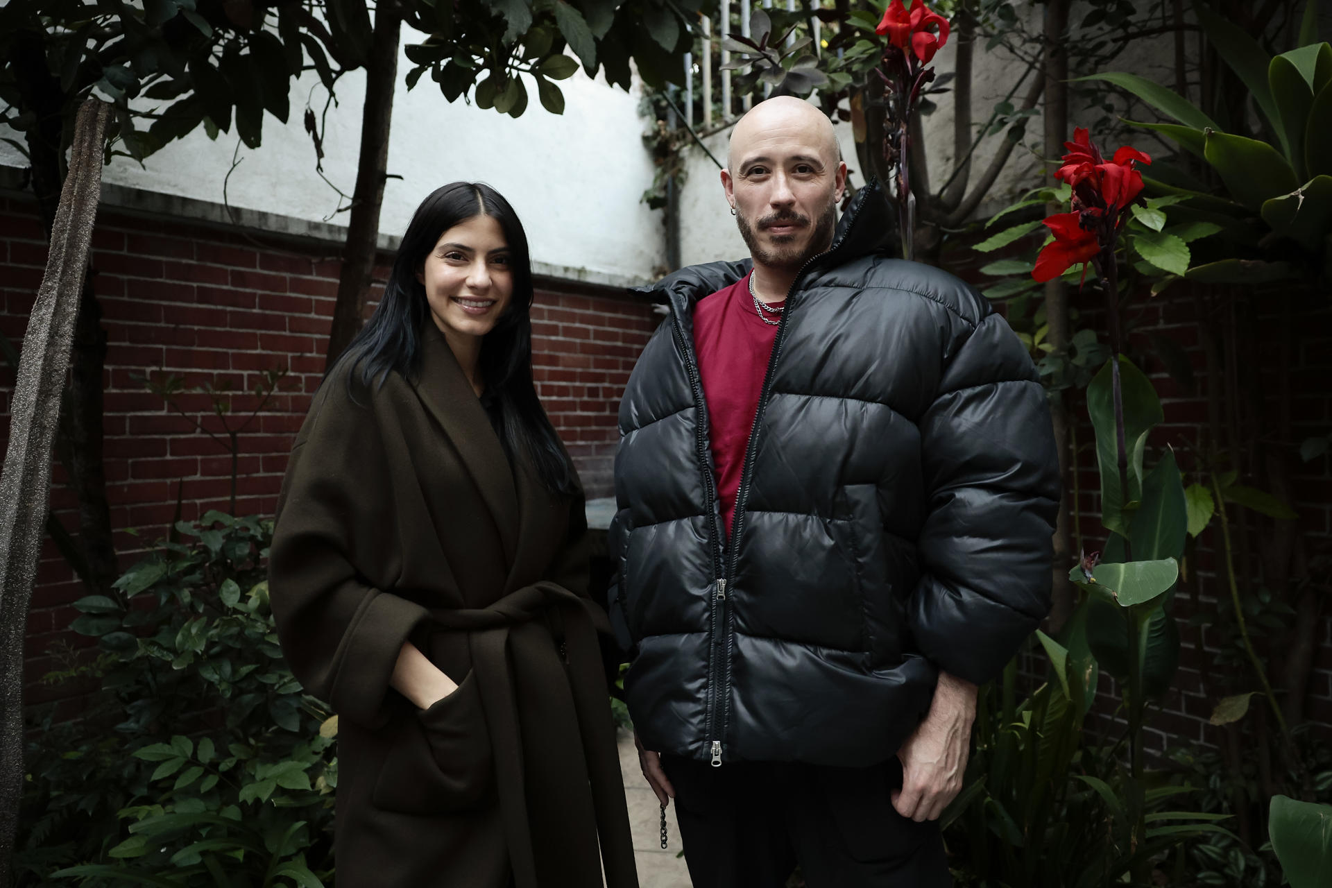 Los actores mexicanos Alejandro Speitzer (i) y Bárbara López, posan durante una entrevista con EFE, este viernes, en la Ciudad de México (México). EFE/ José Méndez
