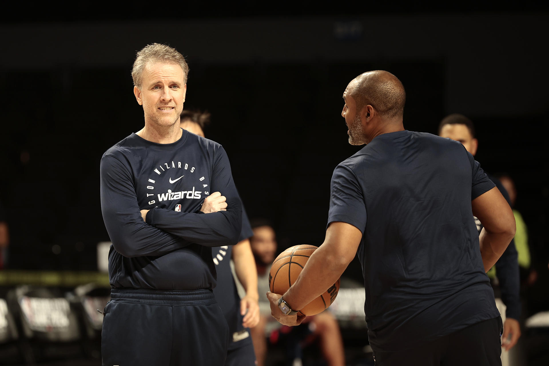 El entrenador de los Washington Wizards, Brian Keefe, participa durante un entrenamiento este viernes, previo al partido de temporada regular de la NBA ante el Miami Heat que se realizará mañana en la Arena Ciudad de México, (México). EFE/José Méndez
