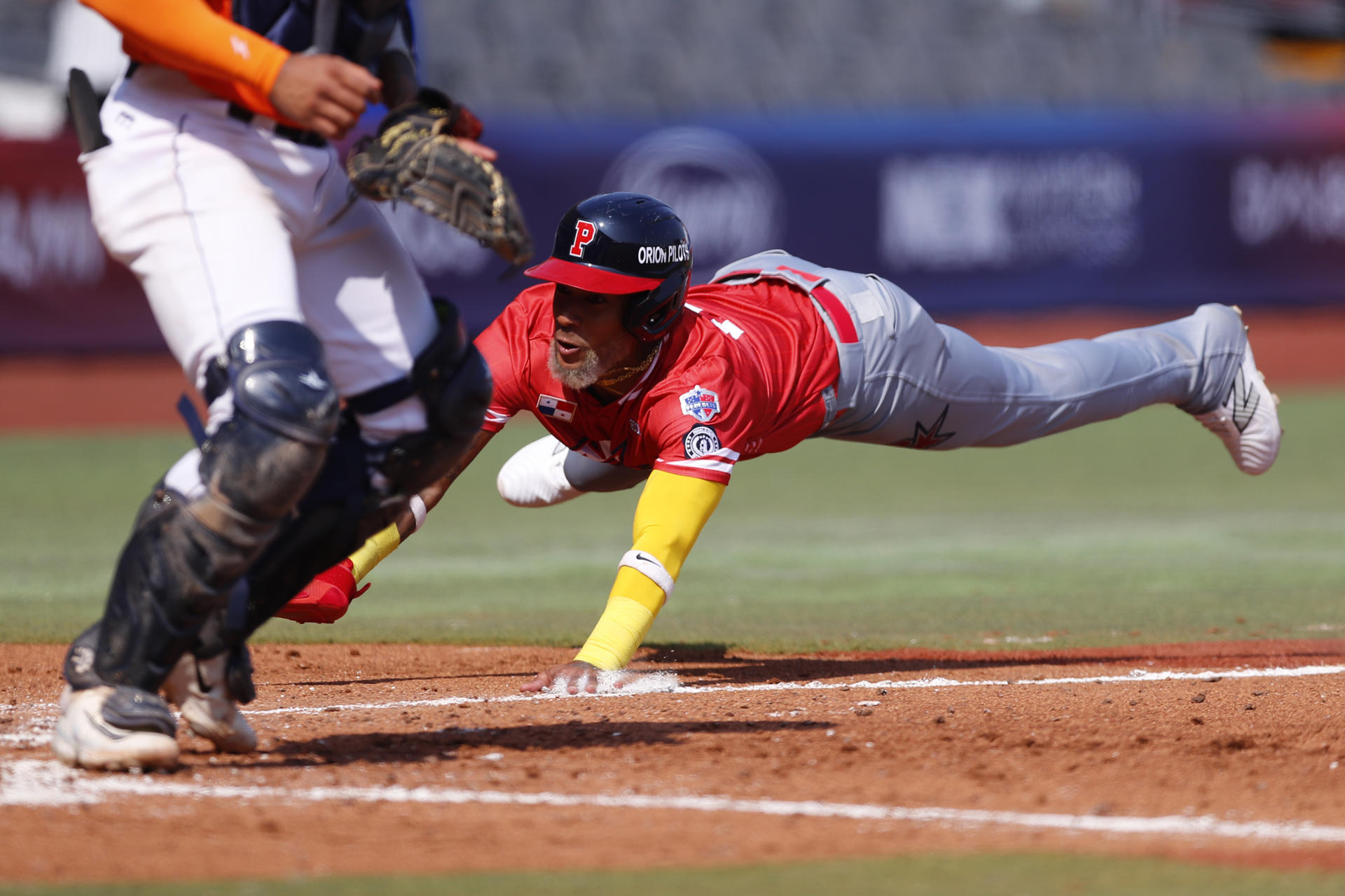 El panameño Edgard Muñoz Se arroja al piso para evitar ser ponchado durante el juego inaugural del torneo Premier 12 de béisbol que ganó Países Bajos en la ciudad mexicana de Guadalajara. EFE/Francisco Guasco
