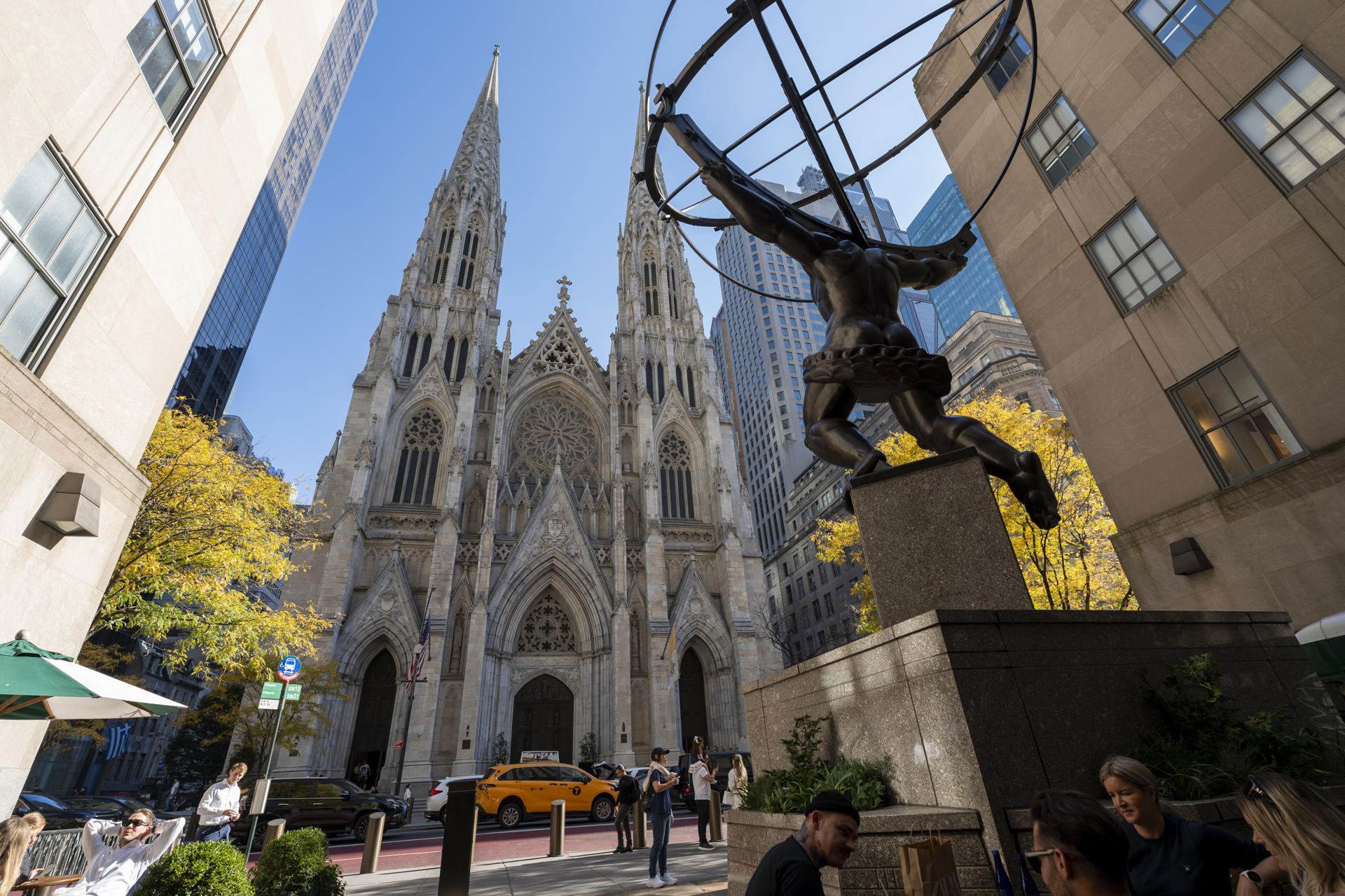 Fotografía de la escultura del Atlas de Rockefeler situada frente a la Catedral de San Patricio , este viernes en la Quinta Avenida de Nueva York (Estados Unidos). EFE/ Ángel Colmenares
