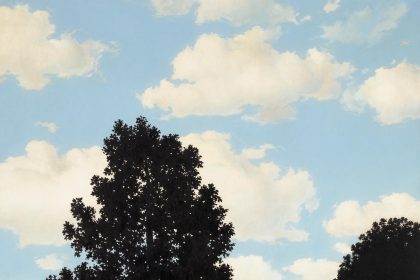 Fotografía cedida por Christie's donde se muestra una obra del pintor belga René Magritte de su serie 'El imperio de la luz', una de las 19 piezas de la colección de la empresaria de interiores Mica Ertegun, enfocada en obras del siglo XX, que se subastó este martes en Nueva York (Estados Unidos). EFE/ Christie's /SOLO USO EDITORIAL /NO VENTAS /SOLO DISPONIBLE PARA ILUSTRAR LA NOTICIA QUE ACOMPAÑA /CRÉDITO OBLIGATORIO