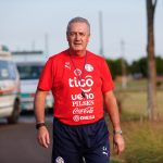 El seleccionador de Paraguay, Gustavo Alfaro, durante un entrenamiento en el Centro de Alto Rendimiento (Carde) en Ypané (Paraguay). EFE/ Juan Pablo Pino