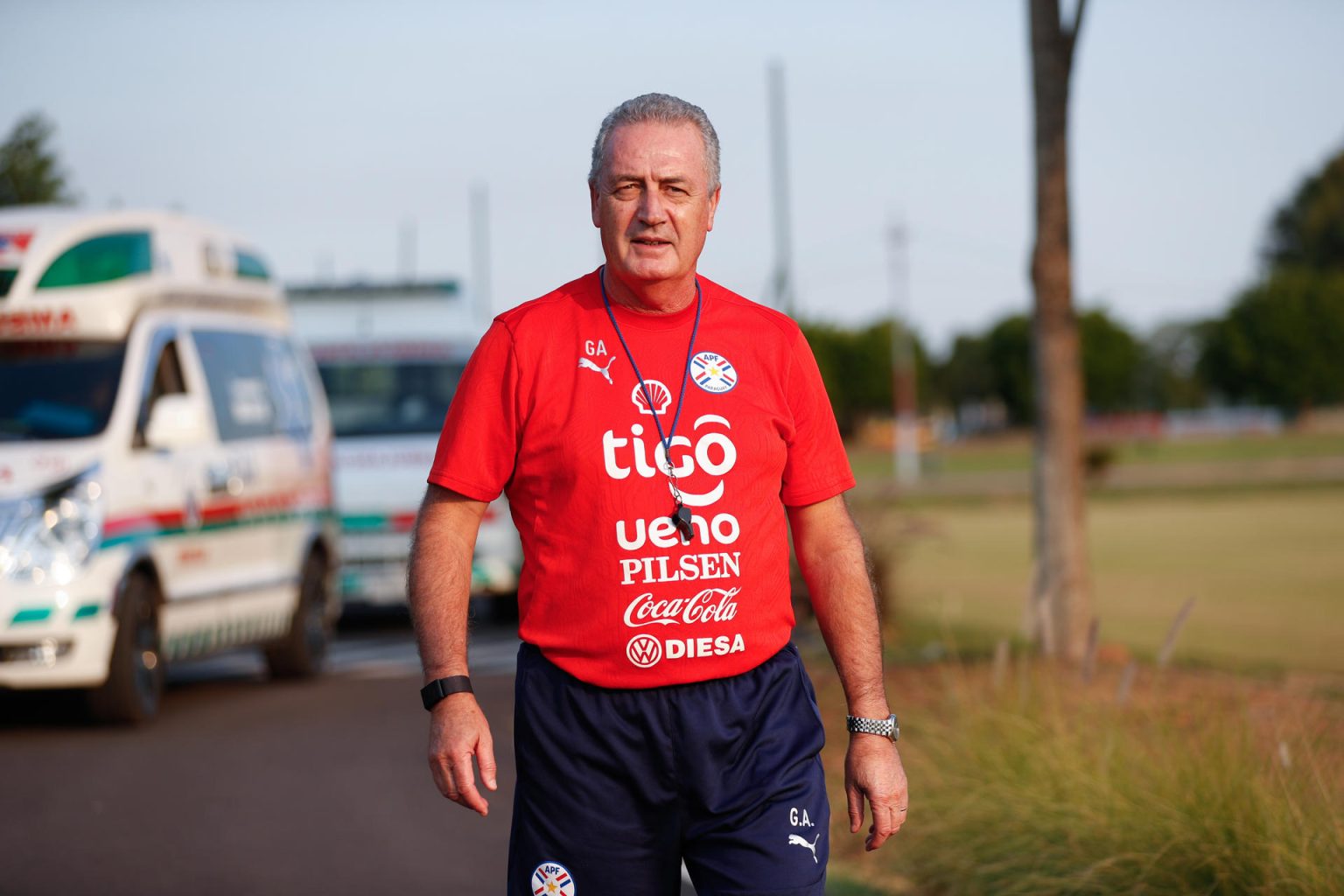 El seleccionador de Paraguay, Gustavo Alfaro, durante un entrenamiento en el Centro de Alto Rendimiento (Carde) en Ypané (Paraguay). EFE/ Juan Pablo Pino