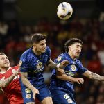 Jesús Angulo (i) de Toluca disputa el balón con los jugadores del América Paul Rodríguez (c) y Alejandro Zendejas (d) este sábado, en partido de la jornada 17 del torneo Apertura mexicano jugado en el estadio Nemesio Diez. EFE/ Alex Cruz