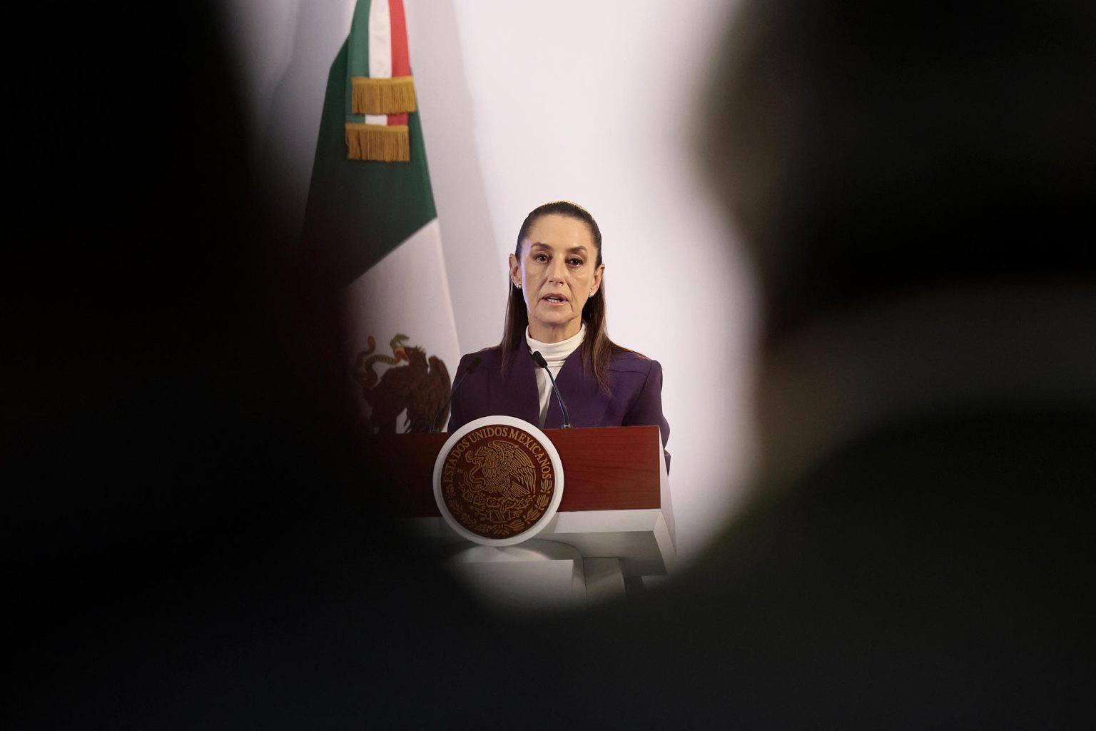 La presidenta de México, Claudia Sheinbaum, participa durante su conferencia de prensa matutina este lunes, en Palacio Nacional de Ciudad de México (México). EFE/José Méndez