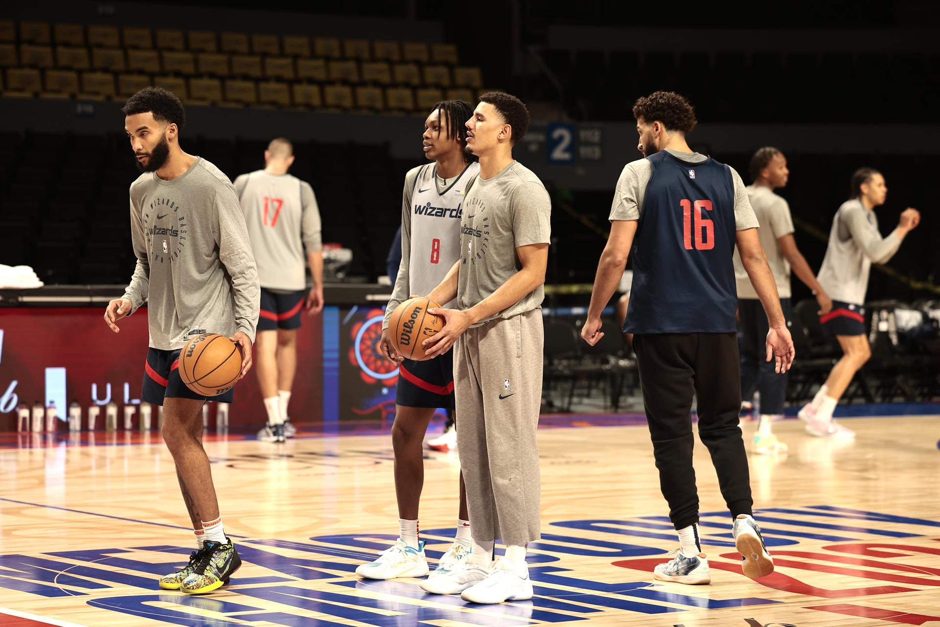 Jugadores de los Washington Wizards entrenan este viernes, previo al partido de temporada regular de la NBA ante el Miami Heat que se realizará mañana en la Arena Ciudad de México, (México). EFE/José Méndez
