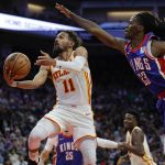 El base de los Atlanta Hawks Trae Young (I) se dirige al aro mientras el base de los Sacramento Kings Keon Ellis (D) lo defiende durante el partido de la NBA entre los Atlanta Hawks y los Sacramento Kings. EFE/EPA/JOHN G. MABANGLO SHUTTERSTOCK OUT