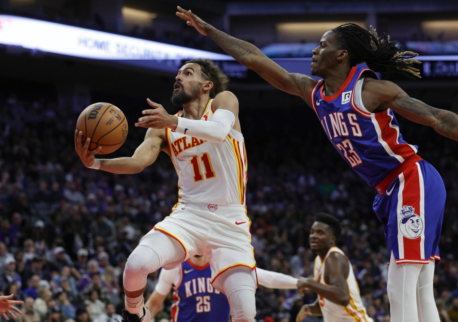 El base de los Atlanta Hawks Trae Young (I) se dirige al aro mientras el base de los Sacramento Kings Keon Ellis (D) lo defiende durante el partido de la NBA entre los Atlanta Hawks y los Sacramento Kings. EFE/EPA/JOHN G. MABANGLO SHUTTERSTOCK OUT