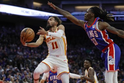 El base de los Atlanta Hawks Trae Young (I) se dirige al aro mientras el base de los Sacramento Kings Keon Ellis (D) lo defiende durante el partido de la NBA entre los Atlanta Hawks y los Sacramento Kings. EFE/EPA/JOHN G. MABANGLO SHUTTERSTOCK OUT