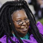 Foto de archivo de la actriz y presentadora televisiva Whoopi Goldberg, que prepara el lanzamiento global de un canal de televisión centrado exclusivamente en deporte femenino. EFE/EPA/JUSTIN LANE
EE.UU. GALA MET NUEVA YORK: Nueva York (Estados Unidos), 13/09/2021. - Whoopi Goldberg posa en la alfombra roja para la Gala Met 2021, en el Metropolitan Museum of Art’s Costume Institute, en Nueva York. EFE/JUSTIN LANE