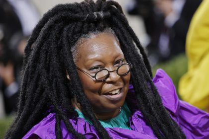 Foto de archivo de la actriz y presentadora televisiva Whoopi Goldberg, que prepara el lanzamiento global de un canal de televisión centrado exclusivamente en deporte femenino. EFE/EPA/JUSTIN LANE
EE.UU. GALA MET NUEVA YORK: Nueva York (Estados Unidos), 13/09/2021. - Whoopi Goldberg posa en la alfombra roja para la Gala Met 2021, en el Metropolitan Museum of Art’s Costume Institute, en Nueva York. EFE/JUSTIN LANE