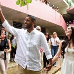 El presidente del Partido Popular Democrático (PPD) y candidato a la gobernación, Jesús Manuel Ortiz, y su esposa Miriam Pérez llegan a un centro de votación en la Escuela Aurora Waldorf, este martes en San Juan (Puerto Rico). EFE/ Enid M. Salgado