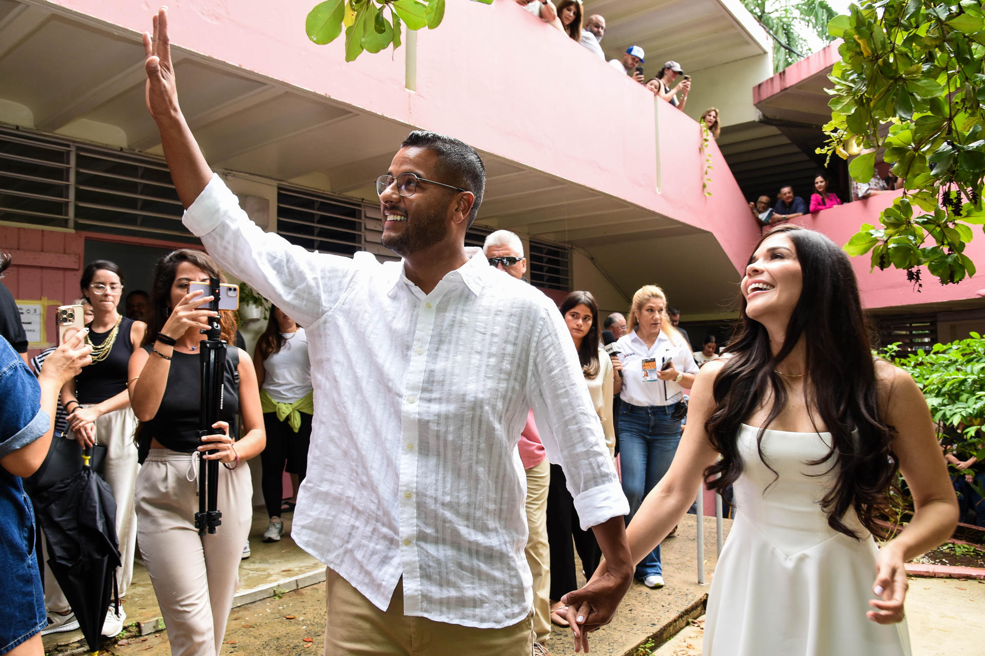 El presidente del Partido Popular Democrático (PPD) y candidato a la gobernación, Jesús Manuel Ortiz, y su esposa Miriam Pérez llegan a un centro de votación en la Escuela Aurora Waldorf, este martes en San Juan (Puerto Rico). EFE/ Enid M. Salgado
