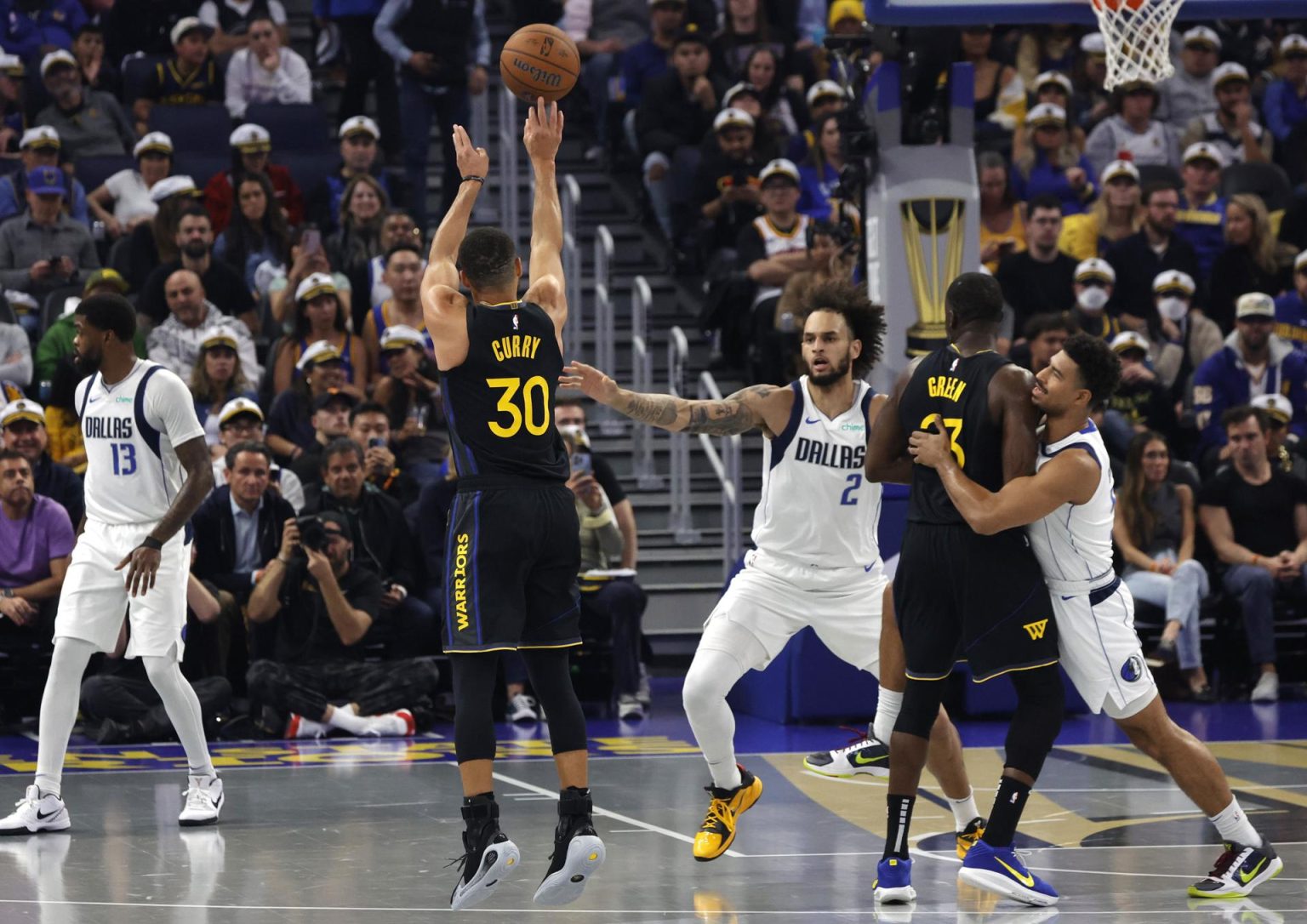 El base de los Golden State Warriors Stephen Curry (I) lanza un tiro de tres puntos contra los Dallas Mavericks durante el partido del torneo Emirates NBA Cup entre los Dallas Mavericks y los Golden State Warriors en San Francisco. EFE/EPA/JOHN G. MABANGLO SHUTTERSTOCK OUT