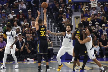 El base de los Golden State Warriors Stephen Curry (I) lanza un tiro de tres puntos contra los Dallas Mavericks durante el partido del torneo Emirates NBA Cup entre los Dallas Mavericks y los Golden State Warriors en San Francisco. EFE/EPA/JOHN G. MABANGLO SHUTTERSTOCK OUT