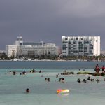 Fotografía del 10 de noviembre de 2024, que muestra turistas en playas del balneario de Cancún, en Quintana Roo (México). EFE/ Alonso Cupul