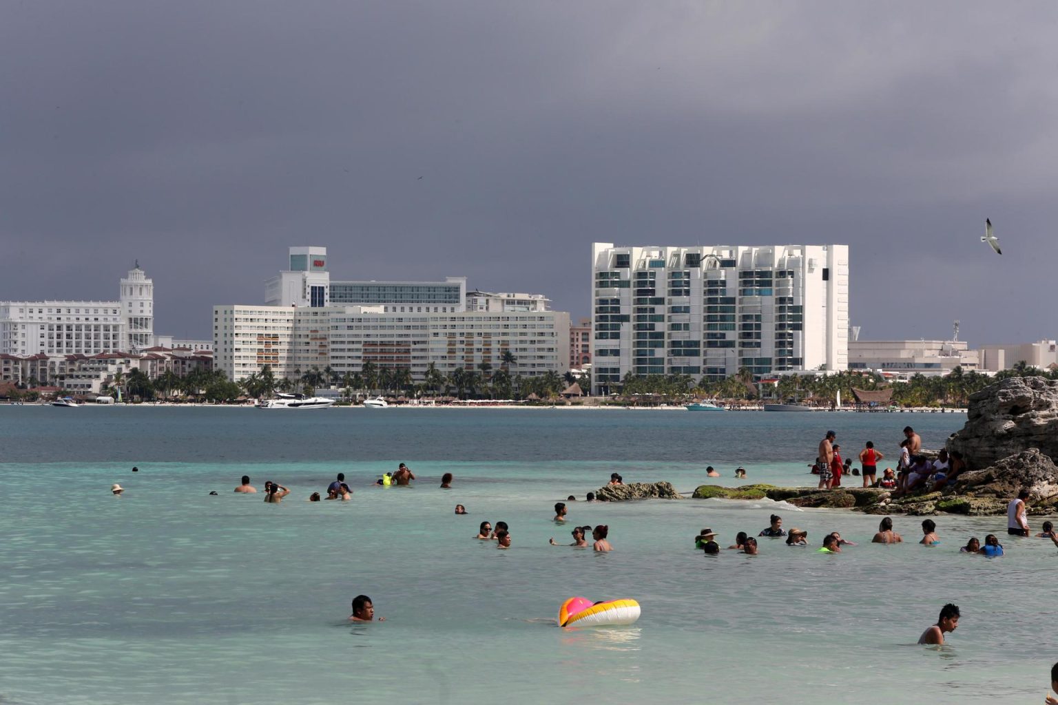 Fotografía del 10 de noviembre de 2024, que muestra turistas en playas del balneario de Cancún, en Quintana Roo (México). EFE/ Alonso Cupul