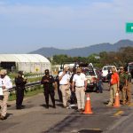 Personal del Instituto Nacional de Migración (INM) y de la Guardia Nacional (GN) bloquean una carretera ante el avance de una caravana de migrantes que caminan hacia la frontera con Estados Unidos este jueves, en el municipio de Huiixtla, en el estado de Chiapas (México). EFE/ Juan Manuel Blanco