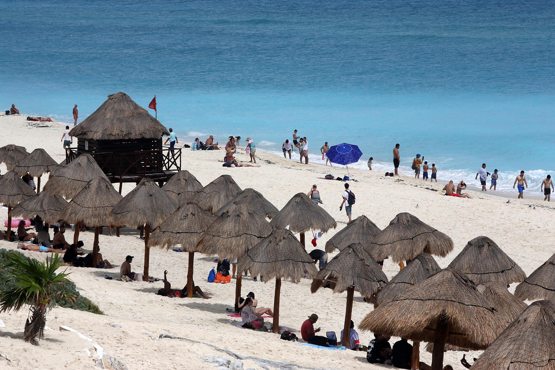 Fotografía del 10 de noviembre de 2024, que muestra turistas en una playa del balneario de Cancún, en Quintana Roo (México). EFE/ Alonso Cupul
