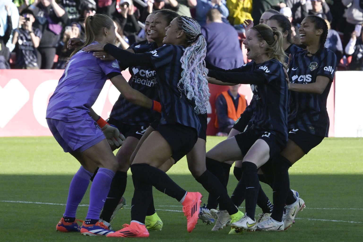 Jugadoras de Spirit celebran durante la Semifinal de la NWSL en el Estadio Campo del Audi en Washington (Estados Unidos). EFE/Lenin Nolly.