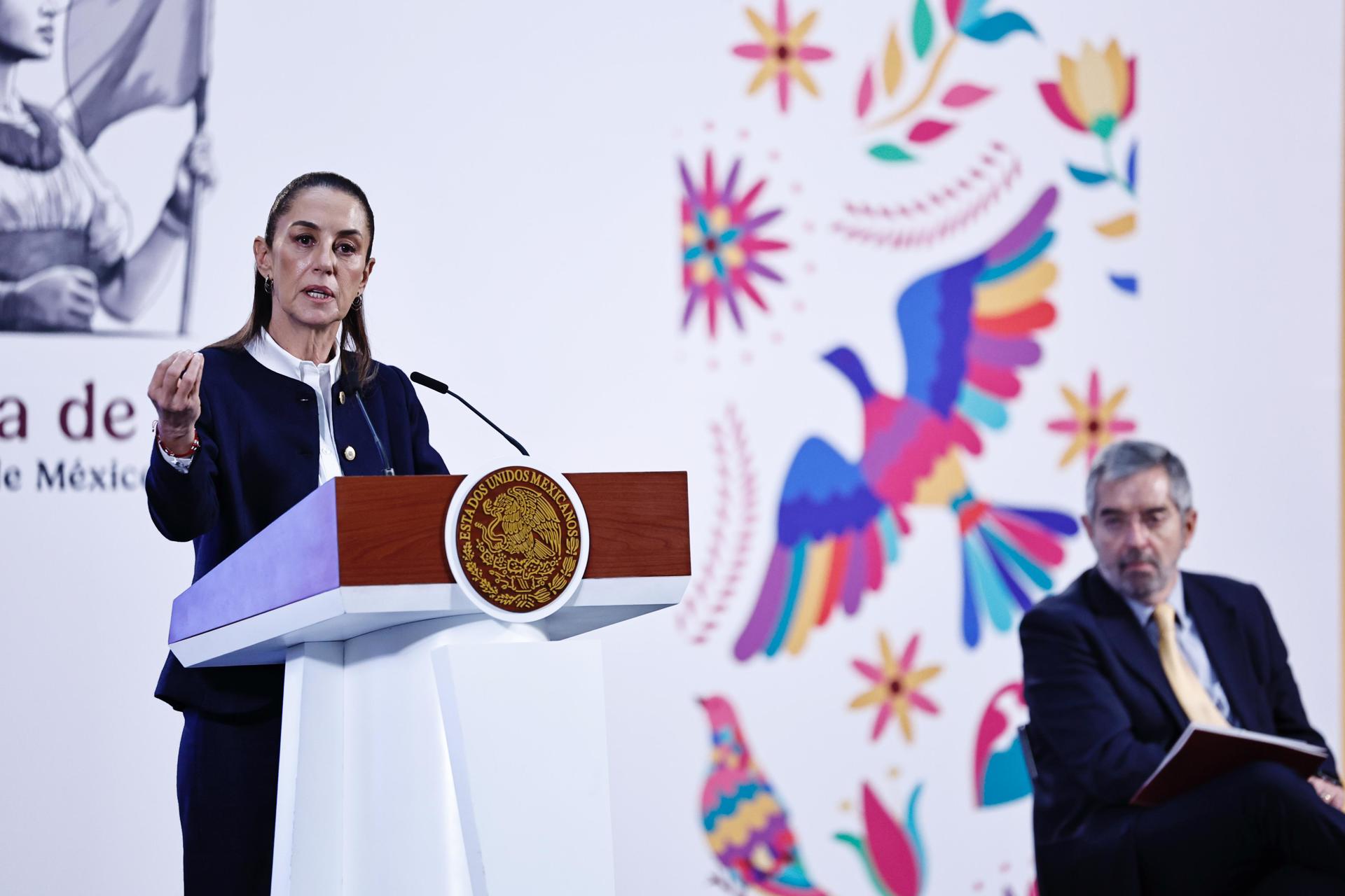 La presidenta de México Claudia Sheinbaum, habla este viernes durante una rueda de prensa en Palacio Nacional en la Ciudad de México (México). EFE/Sáshenka Gutiérrez
