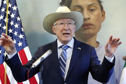 El embajador de Estados Unidos en México, Ken Salazar, habla durante una conferencia de prensa este miércoles, en Ciudad de México (México). EFE/ Mario Guzmán