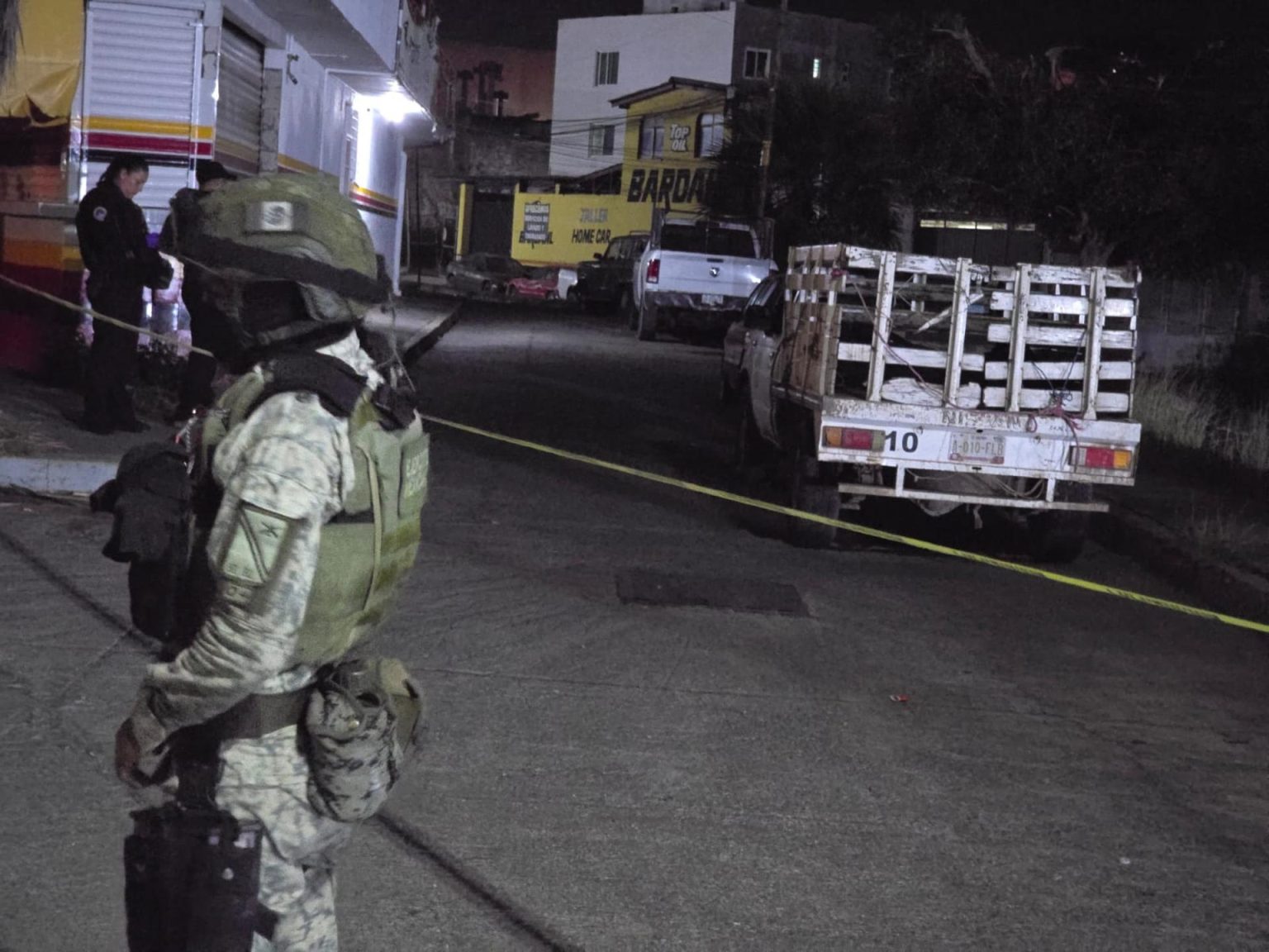 Elementos del Ejercito Mexicano resguardan la zona donde fueron hallados cuerpos de personas desmembradas en el municipio de Chilpancingo en Guerrero (México). EFE/José Luis de la Cruz