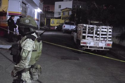 Elementos del Ejercito Mexicano resguardan la zona donde fueron hallados cuerpos de personas desmembradas en el municipio de Chilpancingo en Guerrero (México). EFE/José Luis de la Cruz