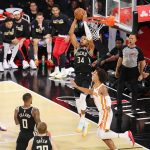 Giannis Antetokounmpo (34), de los Bucks, toma un rebote en la semifinal ante los Hawks en la NBA Cup en Las Vegas. EFE/EPA/RONDA CHURCHILL