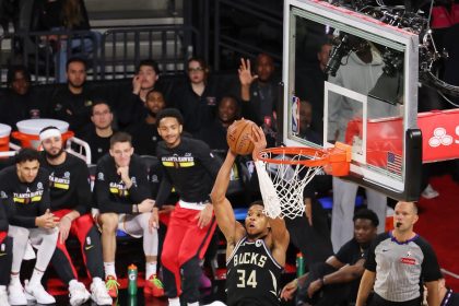 Giannis Antetokounmpo (34), de los Bucks, toma un rebote en la semifinal ante los Hawks en la NBA Cup en Las Vegas. EFE/EPA/RONDA CHURCHILL