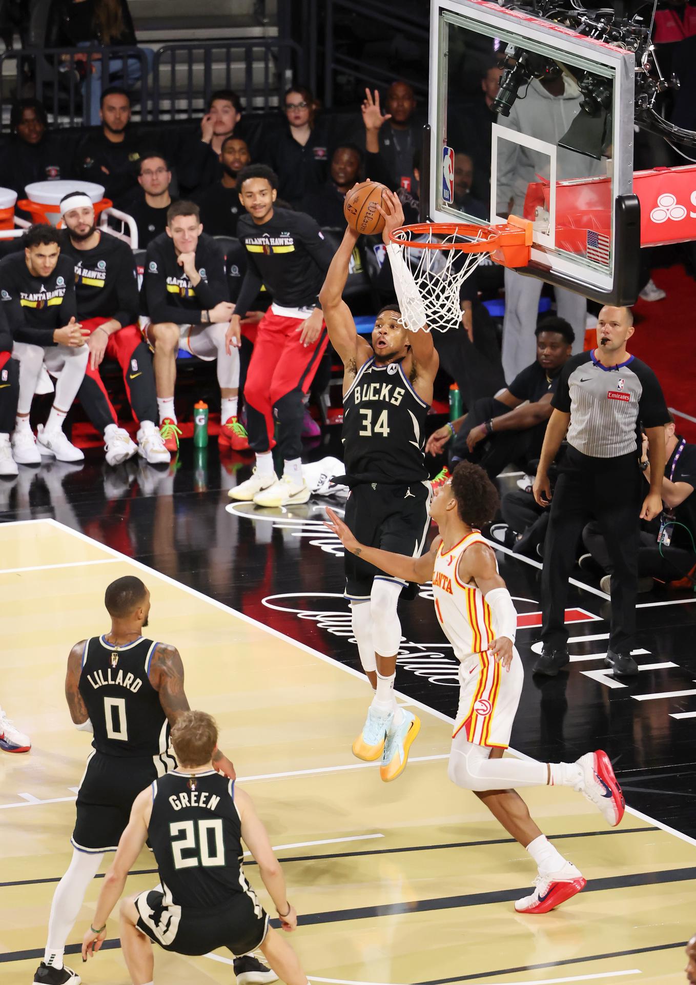 Giannis Antetokounmpo (34), de los Bucks, toma un rebote en la semifinal ante los Hawks en la NBA Cup en Las Vegas. EFE/EPA/RONDA CHURCHILL