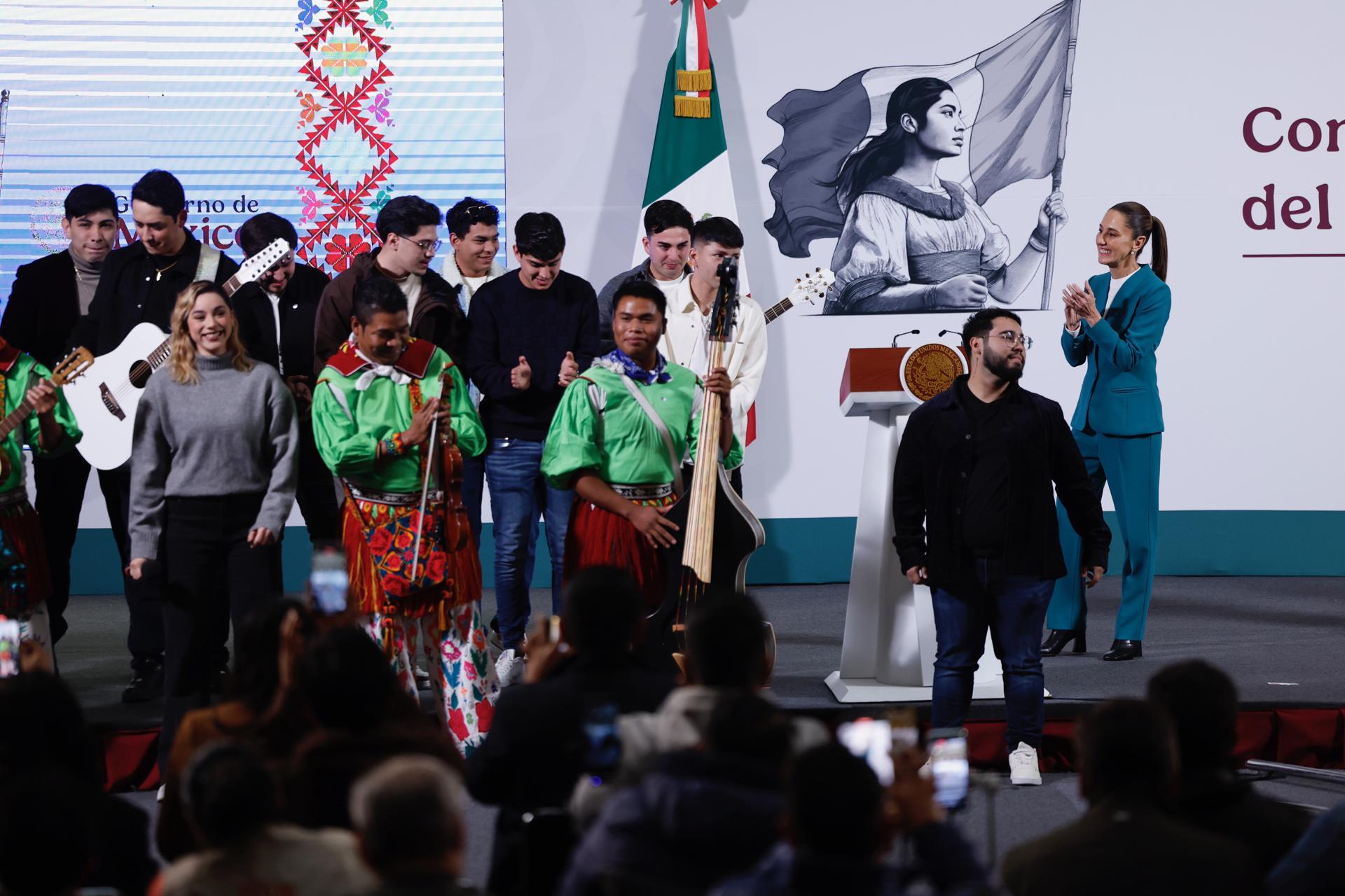 La presidenta de México, Claudia Sheinbaum (d), asiste a una rueda de prensa este miércoles, en Palacio Nacional de la Ciudad de México (México). EFE/ Sáshenka Gutiérrez
