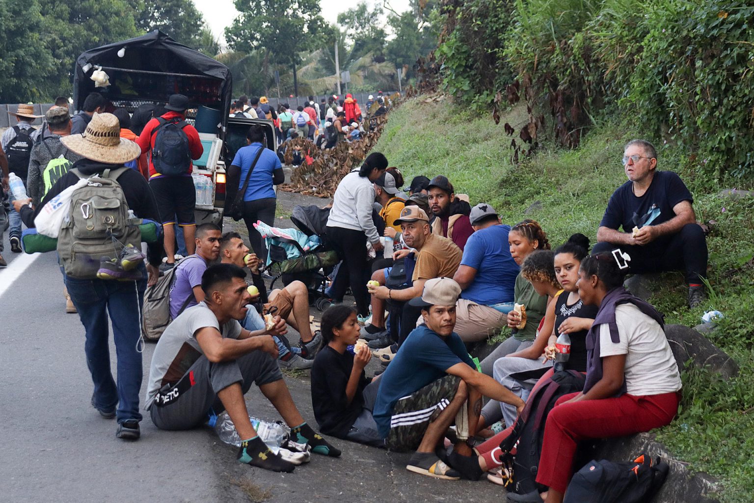 Migrantes descansan sobre una vía este lunes, en el municipio de Huehuetán (México). EFE/ Juan Manuel Blanco