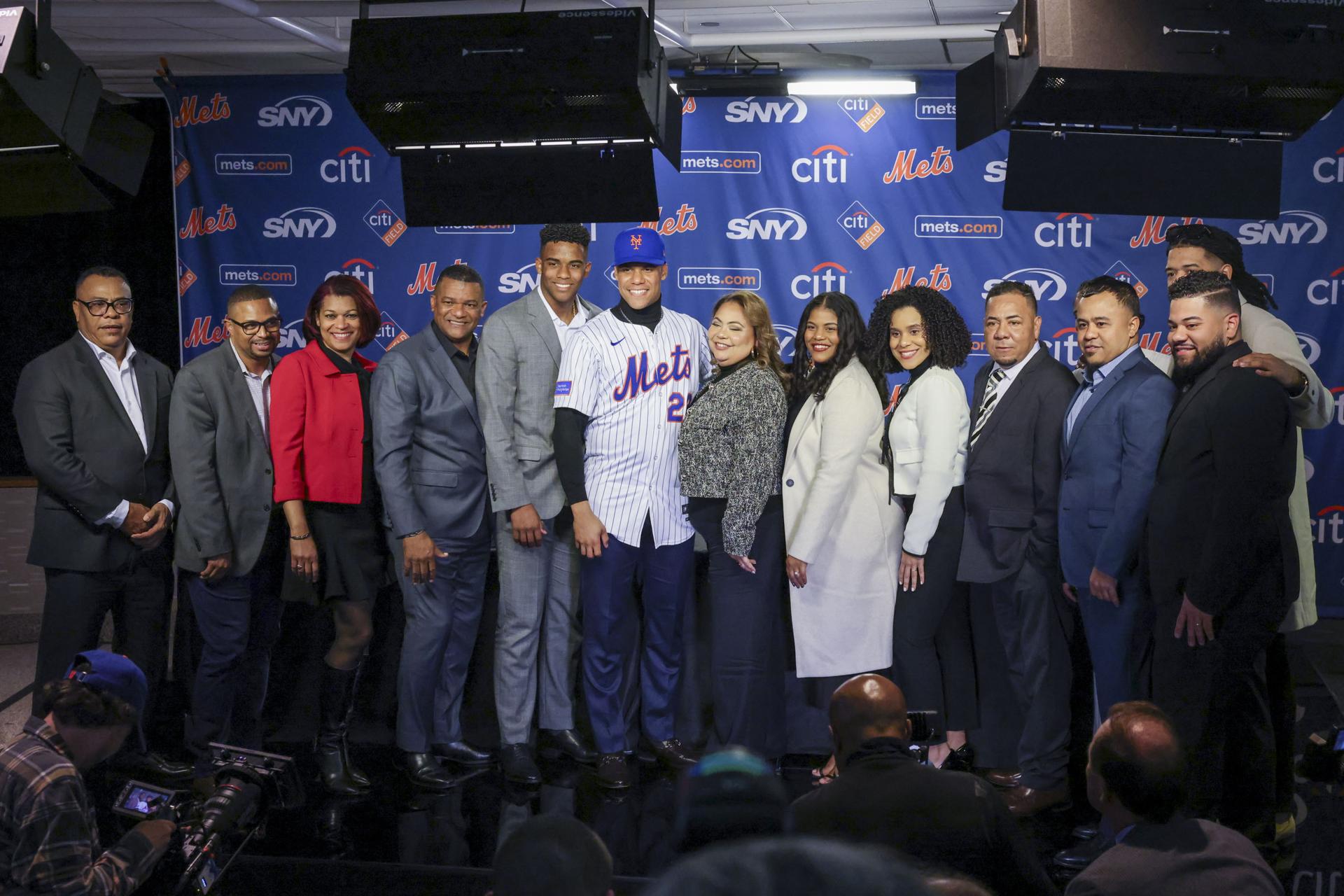 El jugador de béisbol dominicano Juan Soto (C) posa para fotos con miembros de su familia durante una conferencia de prensa. Nueva York EFE/EPA/SARAH YENESEL
