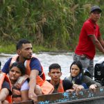 Fotografía de archivo de migrantes transportándose en una lancha por el rio Turquesa desde el pueblo de Bajo Chiquito al centro de recepción migratoria de Lajas Blancas (Panamá). EFE/ Moncho Torres