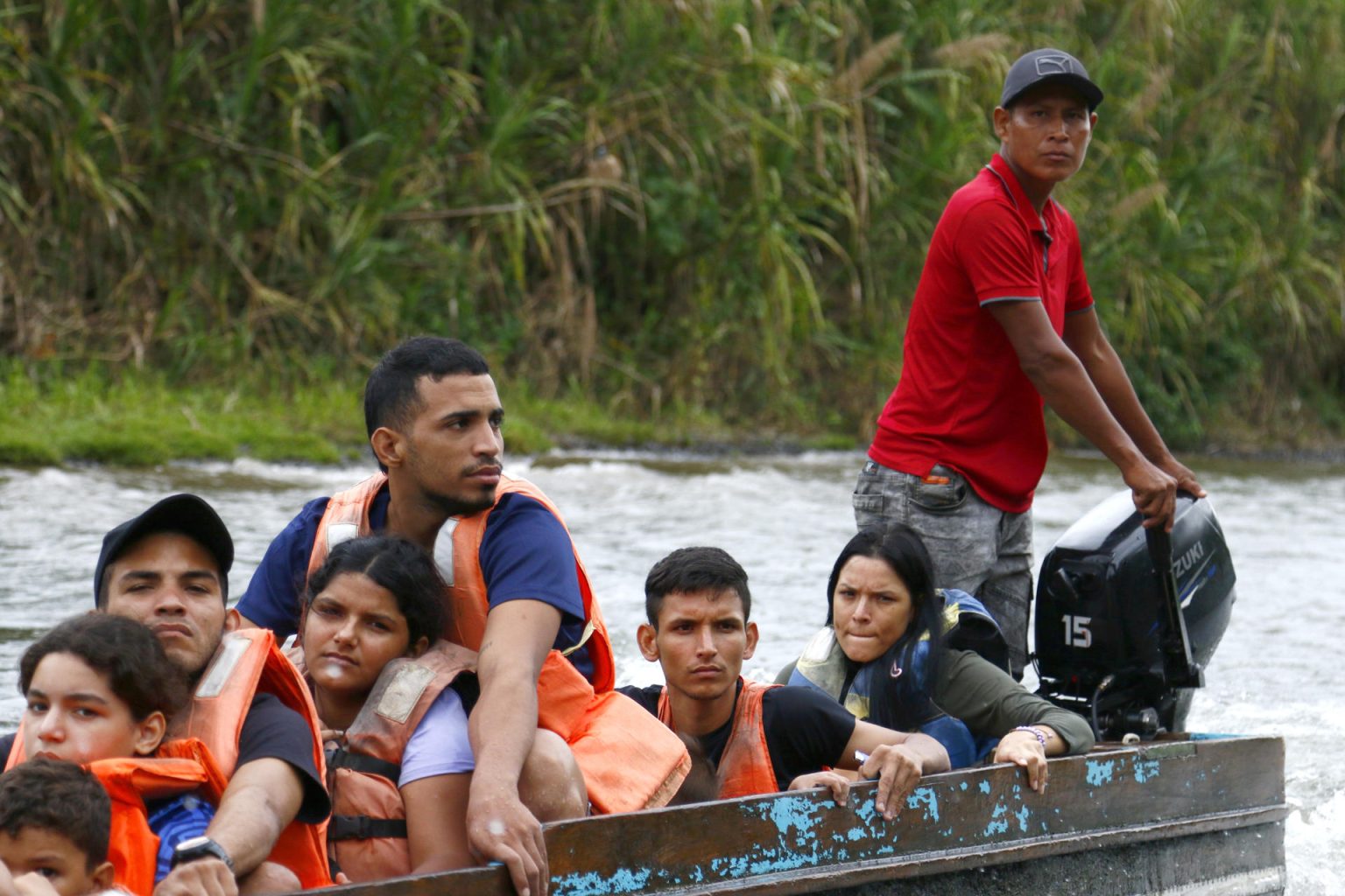 Fotografía de archivo de migrantes transportándose en una lancha por el rio Turquesa desde el pueblo de Bajo Chiquito al centro de recepción migratoria de Lajas Blancas (Panamá). EFE/ Moncho Torres