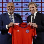 Fotografía de archivo del presidente de la Asociación Nacional de Fútbol Profesional (ANFP) de Chile, Pablo Milad (i) presentando al argentino Ricardo Gareca como nuevo entrenador de la selección chilena, en Santiago (Chile). EFE/Elvis González