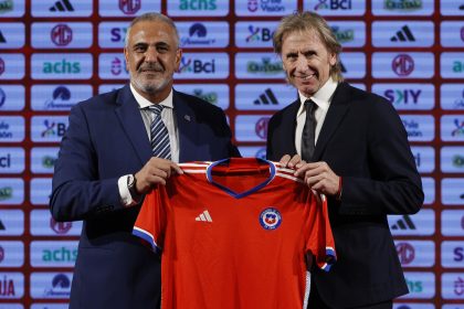 Fotografía de archivo del presidente de la Asociación Nacional de Fútbol Profesional (ANFP) de Chile, Pablo Milad (i) presentando al argentino Ricardo Gareca como nuevo entrenador de la selección chilena, en Santiago (Chile). EFE/Elvis González